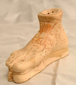 Božije stopalo od keramike iz Budvanske nekropole (IV-II vijek stare ere)