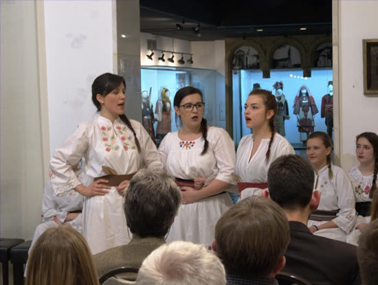 9 - Tatjana Kaličanin, Jana Počuča i Magdalena Petrović izvode obrade tradicionalnih primorskih pjesama (aranžman dr Zlate Marjanović)