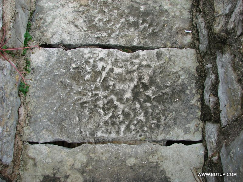 Staza na zidinama od kamenih ploča